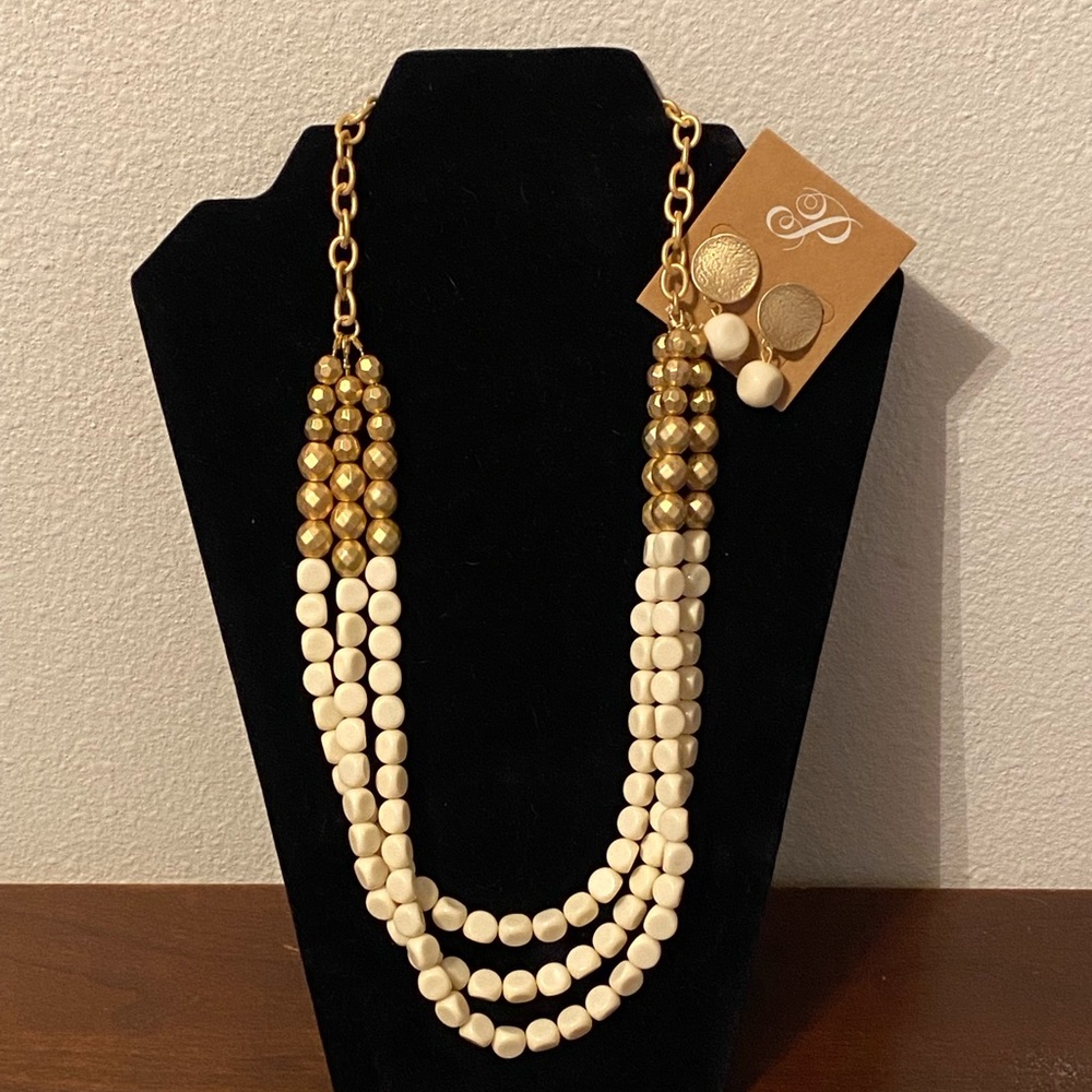 Plunder necklace and earrings set.